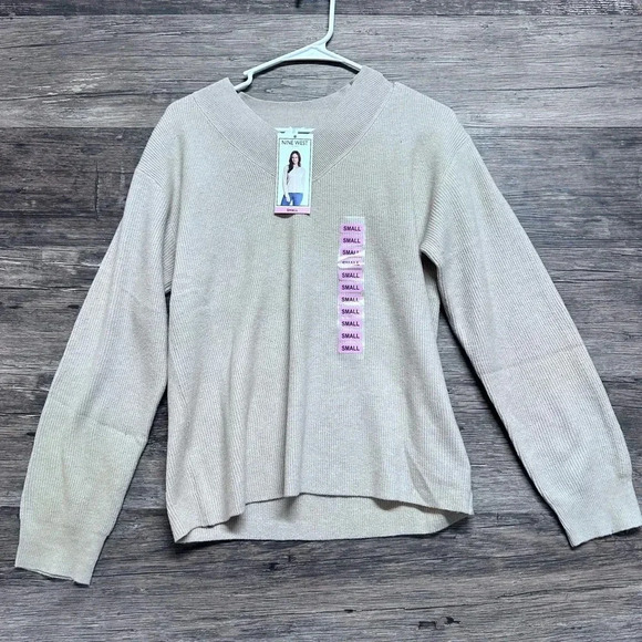 Nine West Cream V-Neck  Women’s Sweater Small - Picture 1 of 4